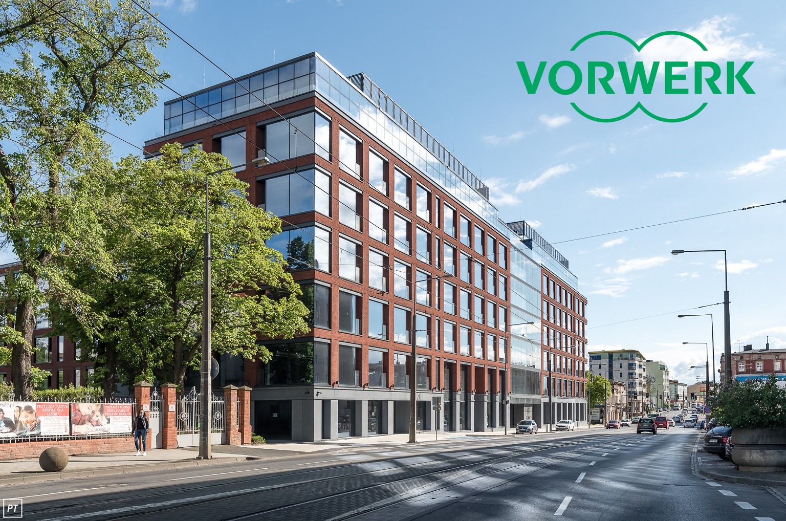 Biurowiec Giant Office widziany od strony ulicy Głogowskiej w Poznaniu