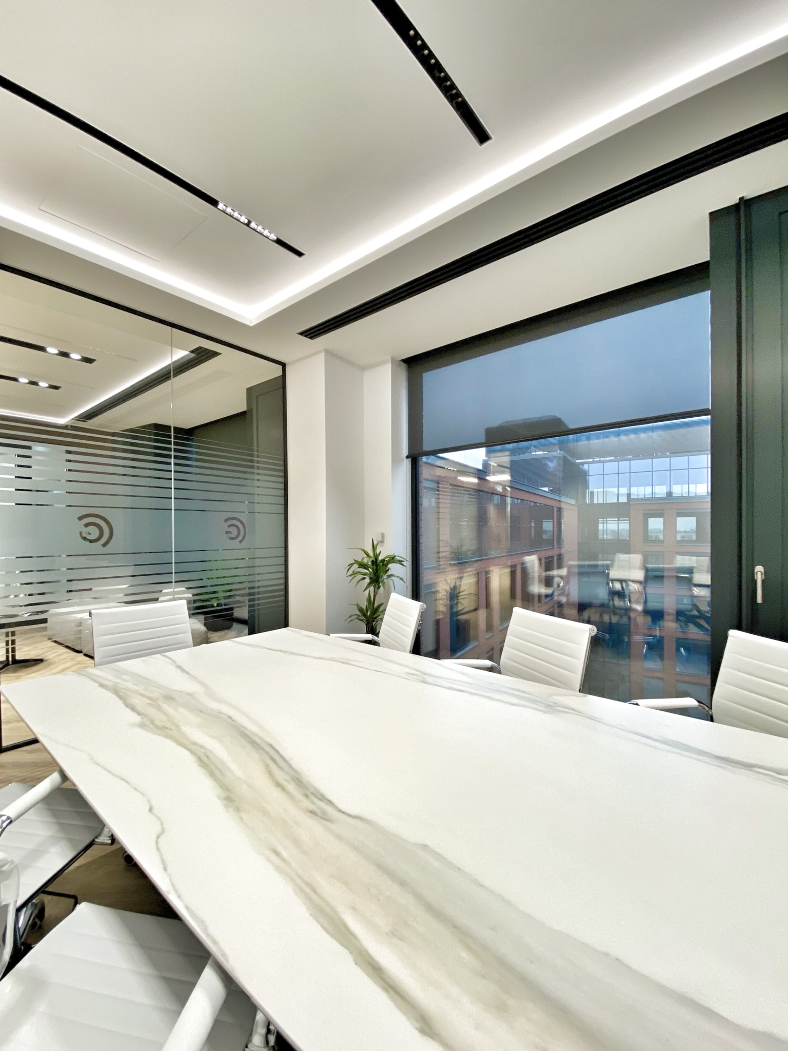 Sala konferencyjna w biurowcu Giant Office w Poznaniu – stół i ekran