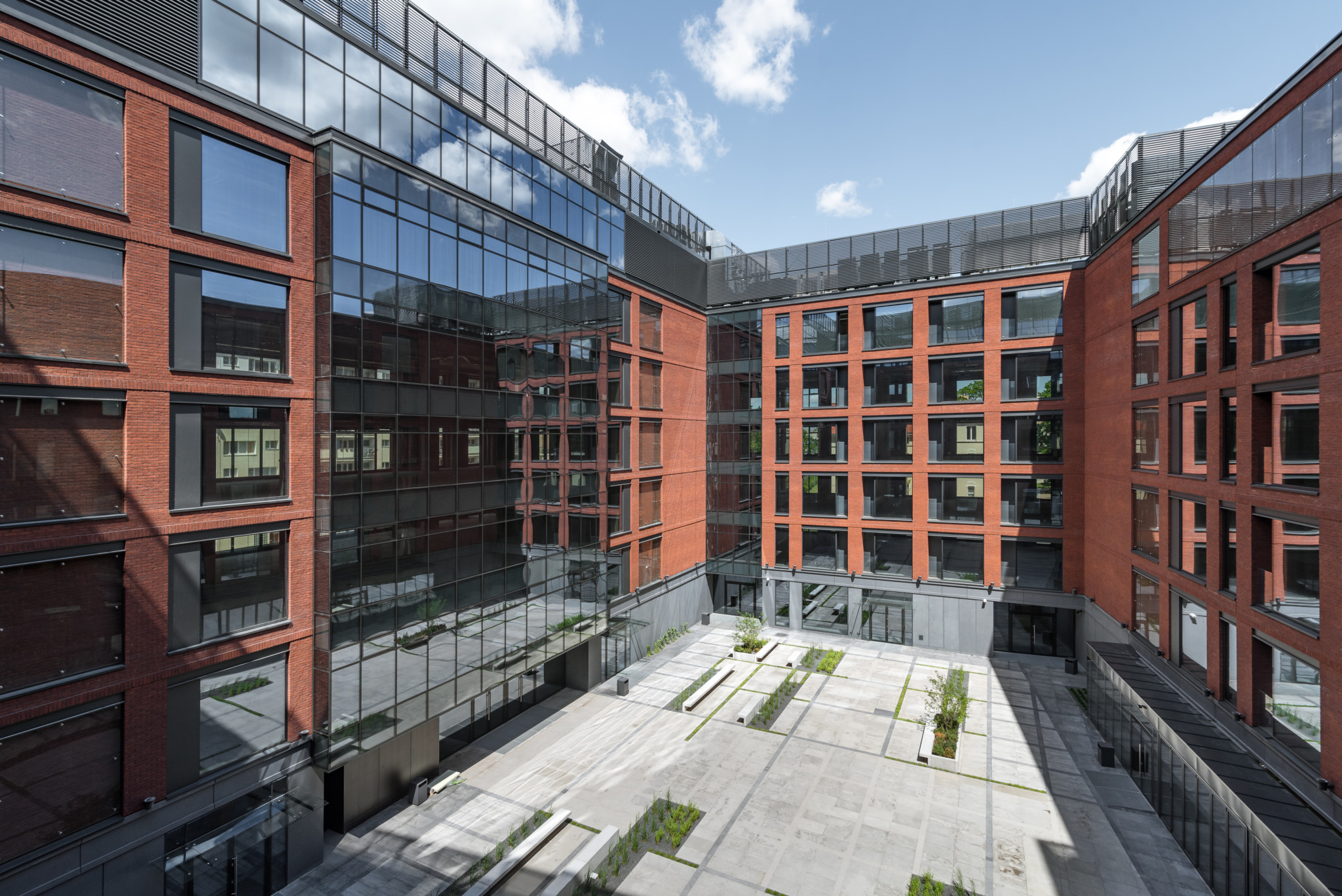 Przeszklony dziedziniec biurowca Giant Office w Poznaniu