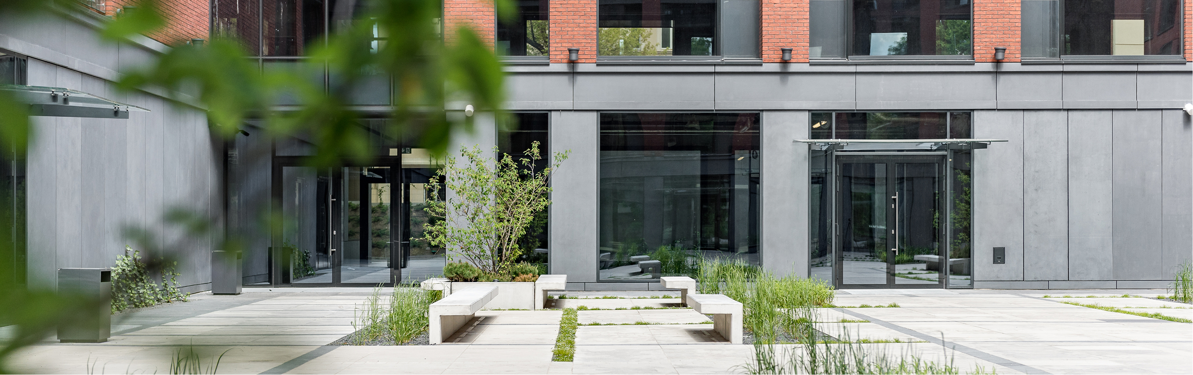 Dziedziniec Giant z miejscami do siedzenia