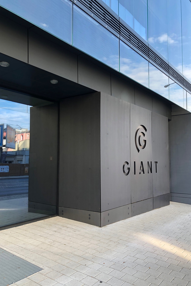 Wejście do biurowca Giant z logo na elewacji