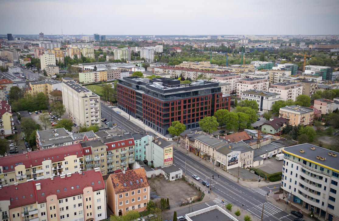 Biurowiec Giant na tle zabudowy Poznania, widok z lotu ptaka