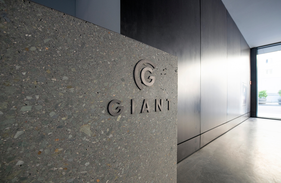 Logo Giant na betonowej ścianie w recepcji budynku